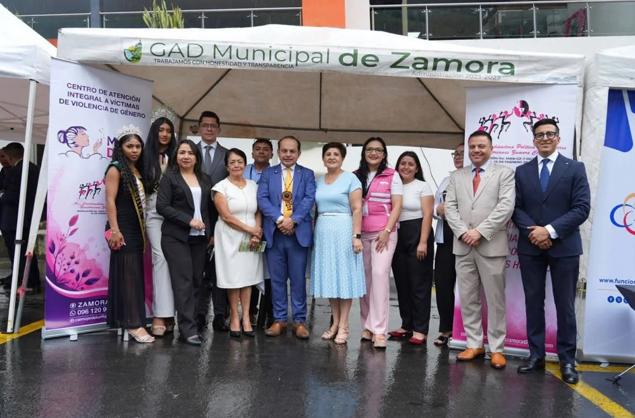 Equipo del Centro de Atención "Mujer de Luz" y asistentes al evento